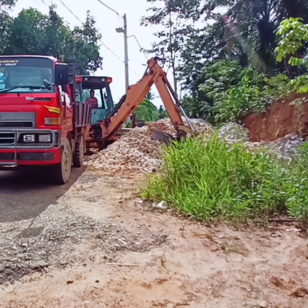 MENAIKTARAF JALAN MASUK LADANG